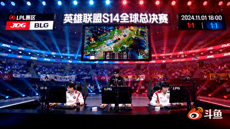 英雄联盟S14全球总决赛中国LPL赛区队伍比赛直播画面